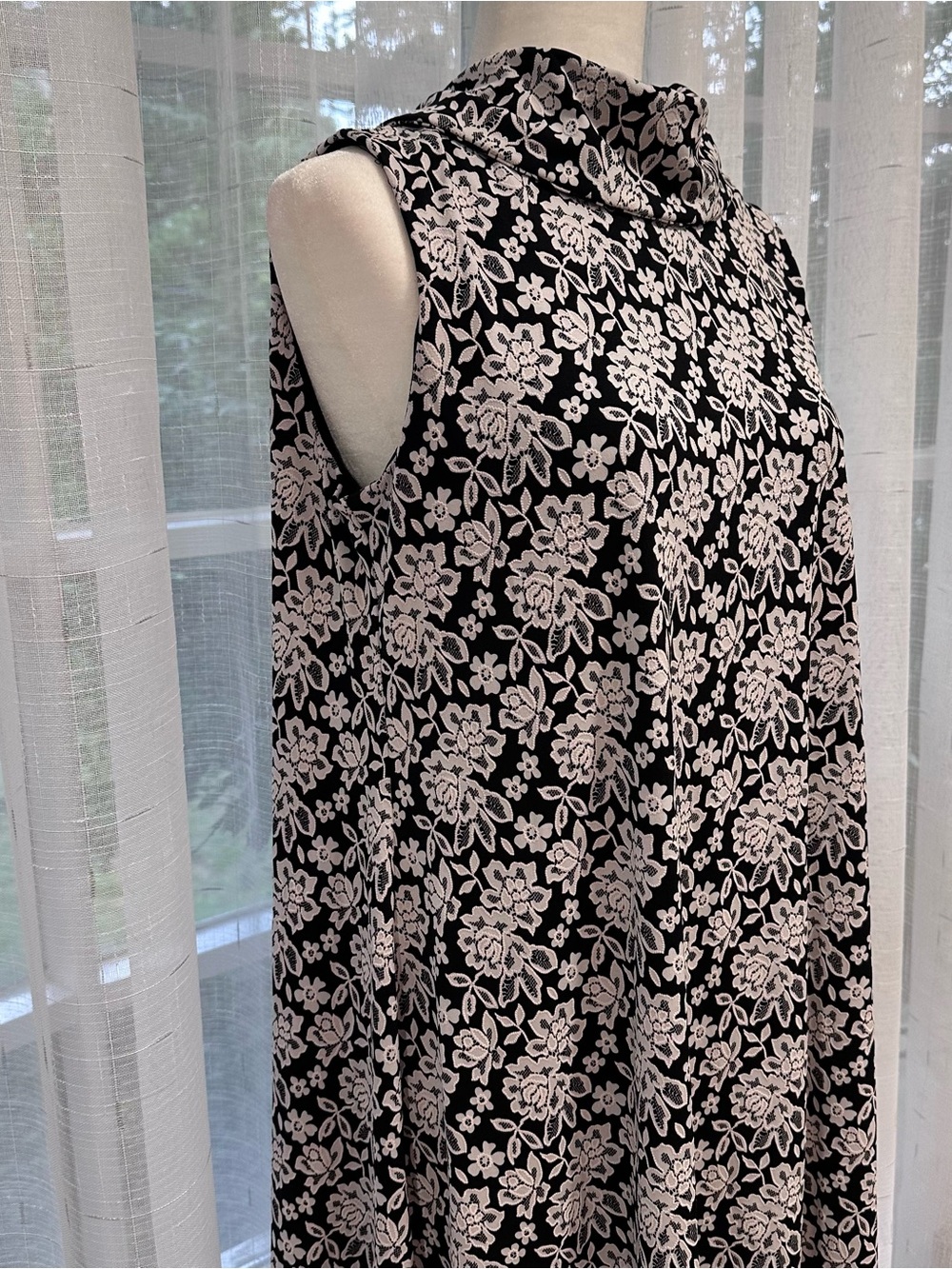 Nina Leonard Black Sleeveless Shift Dress with White Floral Lace Print Size M